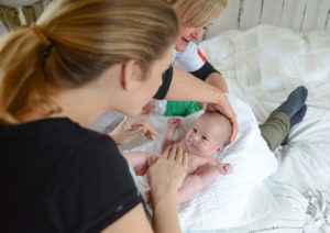 foto conny aan het werk met moeder en baby